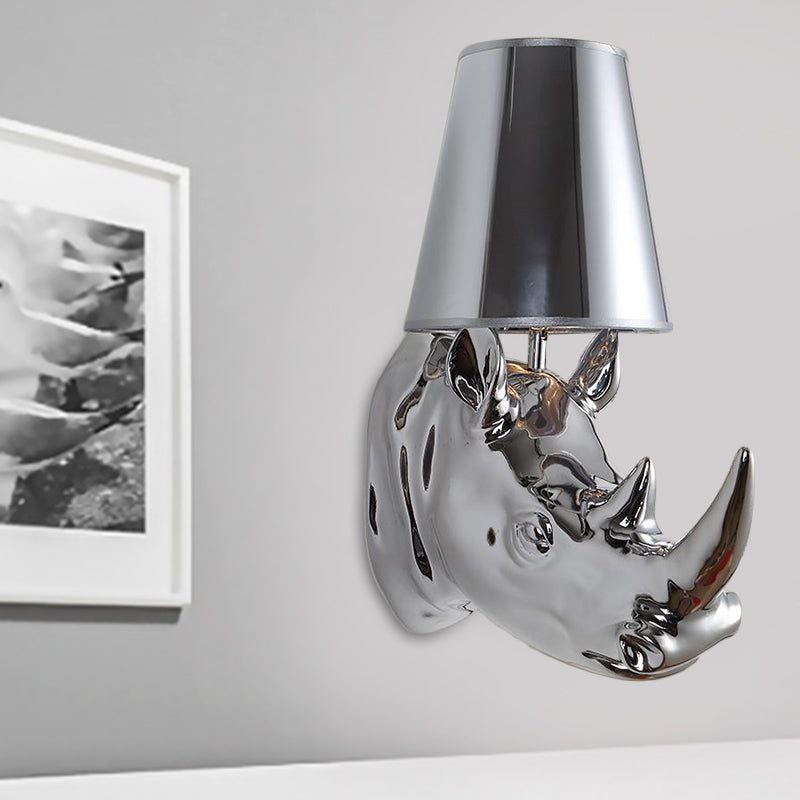 Resina argento/oro lampada scontata di rhinoceros illuminazione a parete rustica montata a 1 luce per camera da letto con tonalità in tessuto cono