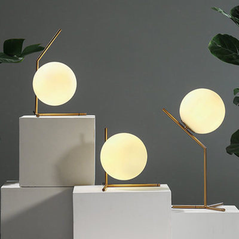 Lampada da tavolo globo dorato in stile moderno e conciso Lampada da tavolo in ferro placcato per spazi interni