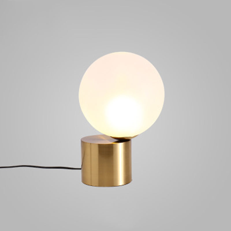 Lampada da tavolo globo dorato in stile moderno e conciso Lampada da tavolo in ferro placcato per spazi interni