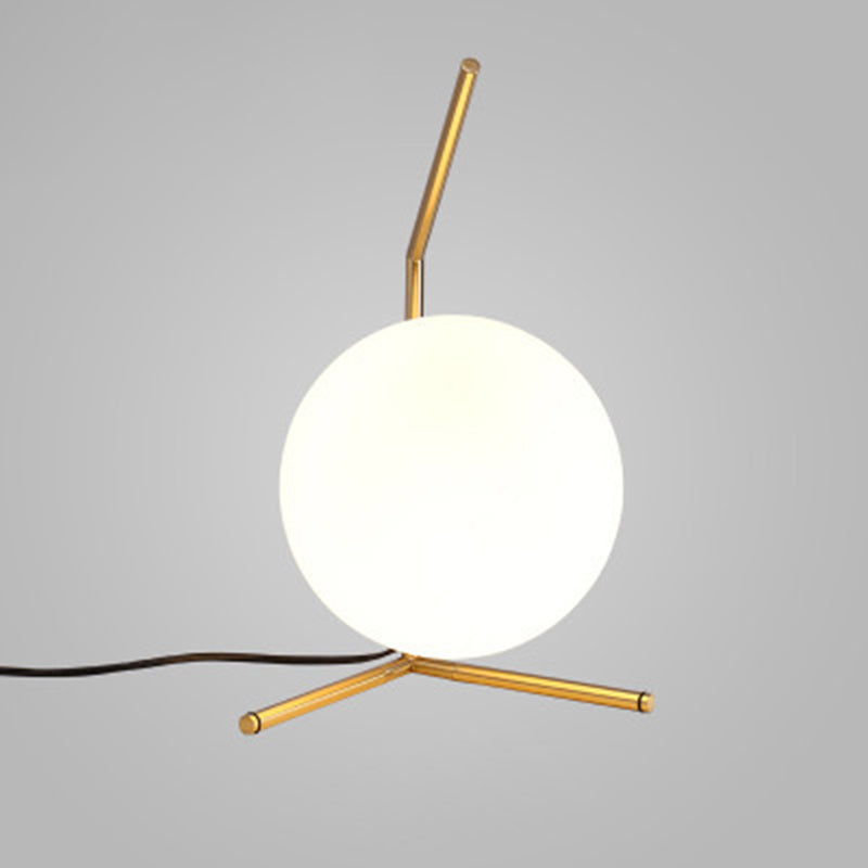 Lampada da tavolo globo dorato in stile moderno e conciso Lampada da tavolo in ferro placcato per spazi interni