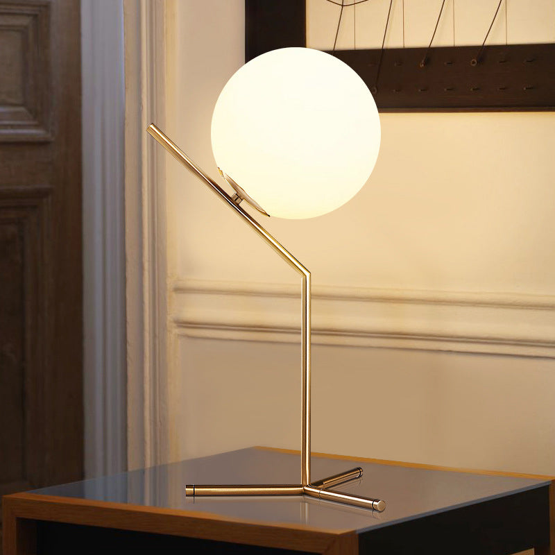 Lampada da tavolo globo dorato in stile moderno e conciso Lampada da tavolo in ferro placcato per spazi interni