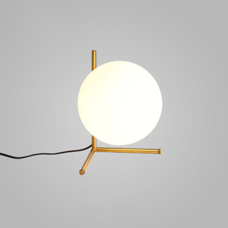Lampada da tavolo globo dorato in stile moderno e conciso Lampada da tavolo in ferro placcato per spazi interni