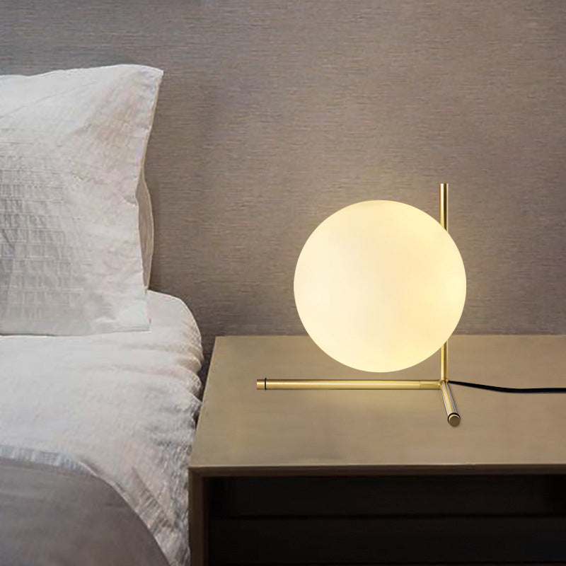 Lampada da tavolo globo dorato in stile moderno e conciso Lampada da tavolo in ferro placcato per spazi interni