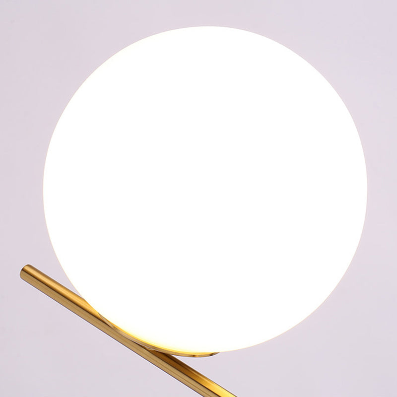 Lampada da tavolo globo dorato in stile moderno e conciso Lampada da tavolo in ferro placcato per spazi interni
