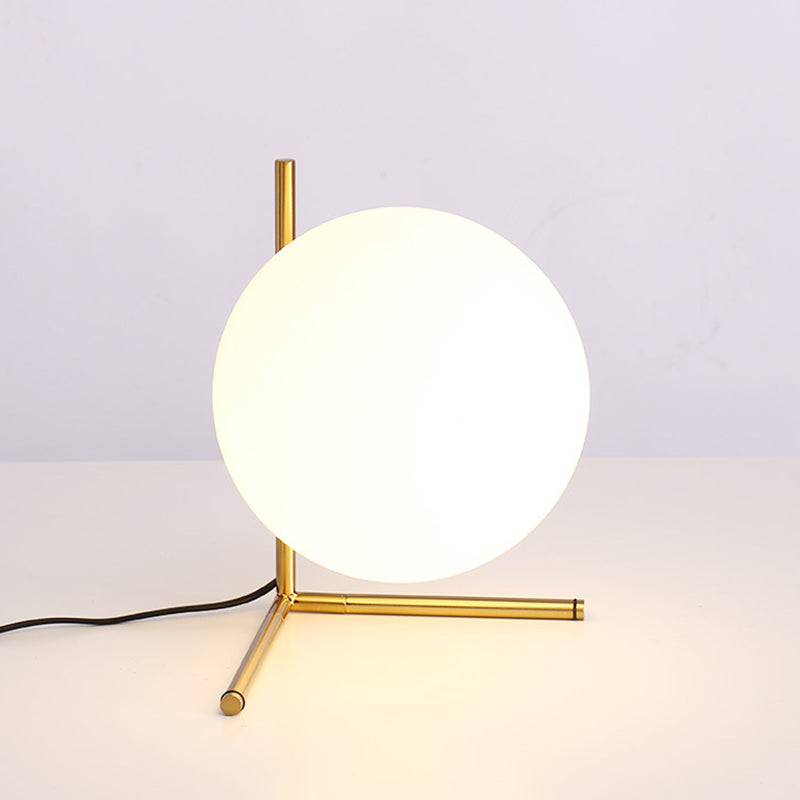 Lampada da tavolo globo dorato in stile moderno e conciso Lampada da tavolo in ferro placcato per spazi interni