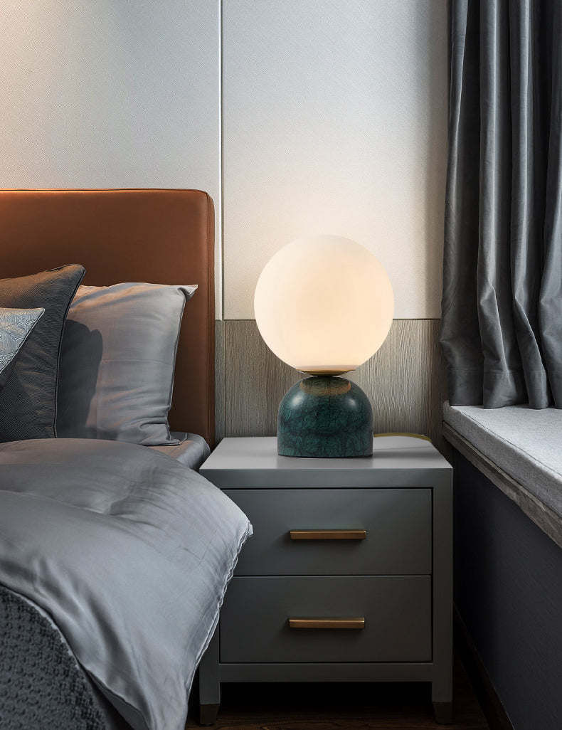 Lámpara de mesa de globo de vidrio en el estilo artístico moderno Luz de mesa de mármol para el dormitorio