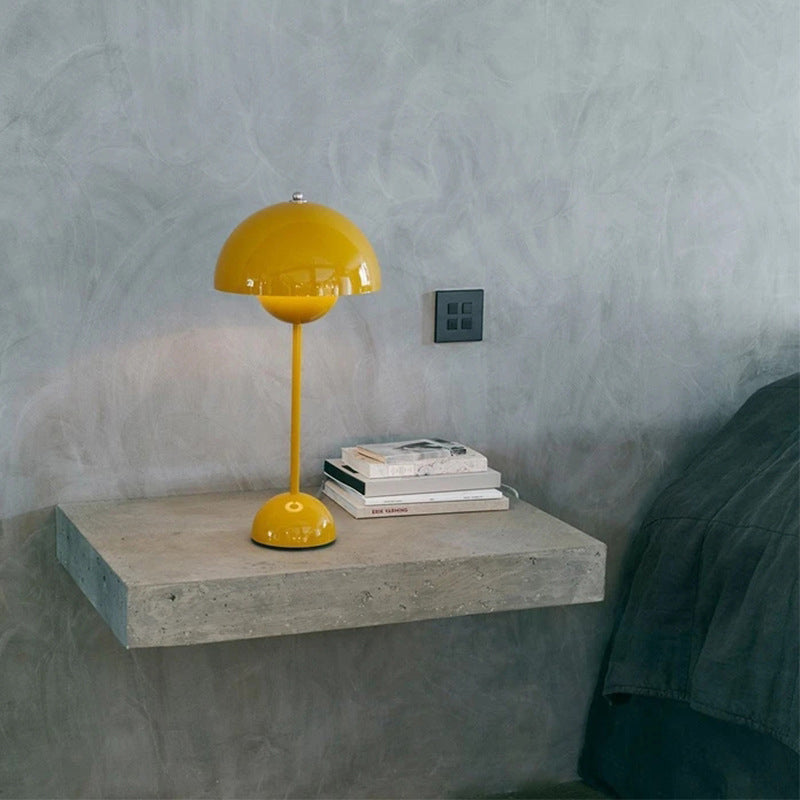 Lampada da tavolo moderna e minimalista a LED Lampada da tavolo Macaron emisfero in ferro battuto per camera da letto