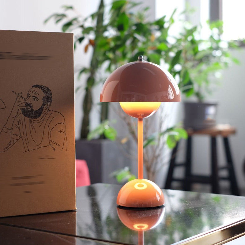 Lampada da tavolo moderna e minimalista a LED Lampada da tavolo Macaron emisfero in ferro battuto per camera da letto