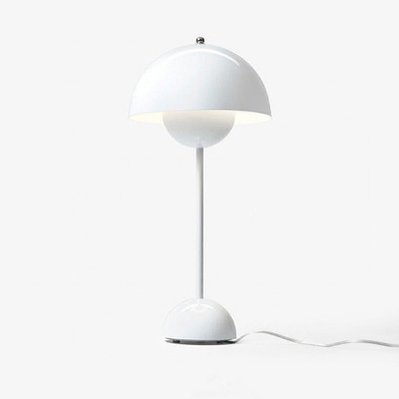 Lampada da tavolo moderna e minimalista a LED Lampada da tavolo Macaron emisfero in ferro battuto per camera da letto
