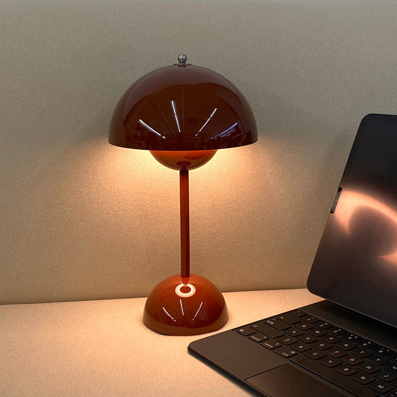 Lampada da tavolo moderna e minimalista a LED Lampada da tavolo Macaron emisfero in ferro battuto per camera da letto