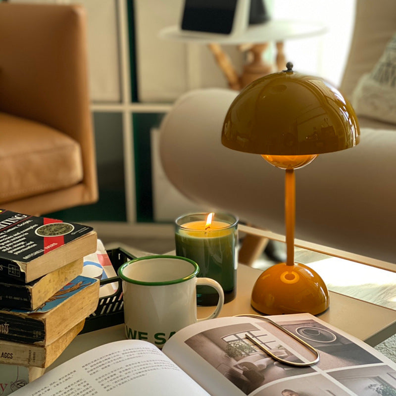 Lampada da tavolo moderna e minimalista a LED Lampada da tavolo Macaron emisfero in ferro battuto per camera da letto
