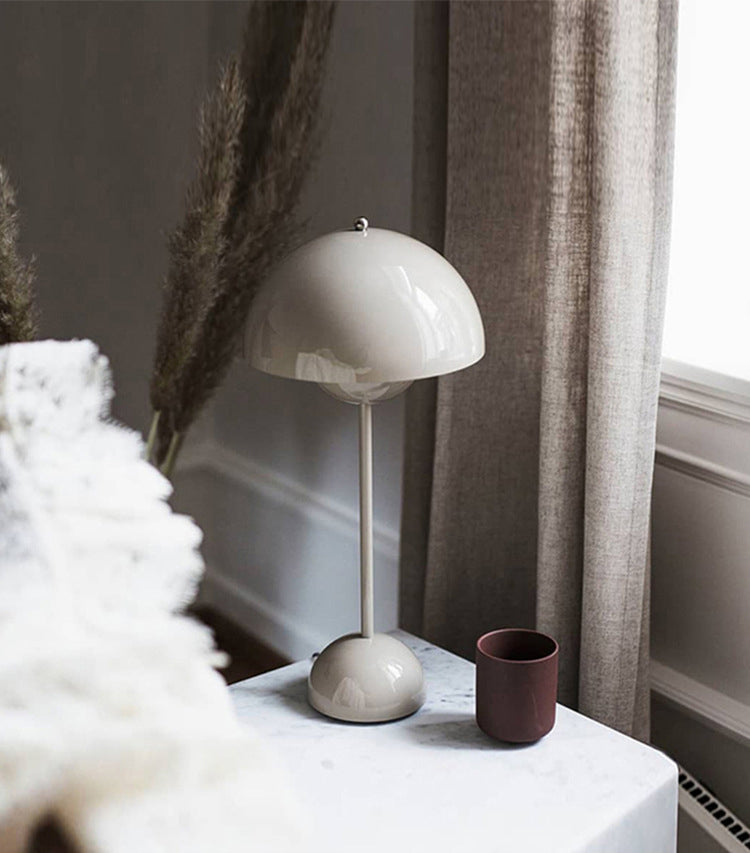 Lampada da tavolo moderna e minimalista a LED Lampada da tavolo Macaron emisfero in ferro battuto per camera da letto
