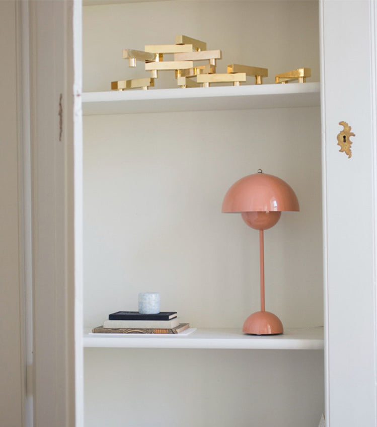 Lampada da tavolo moderna e minimalista a LED Lampada da tavolo Macaron emisfero in ferro battuto per camera da letto