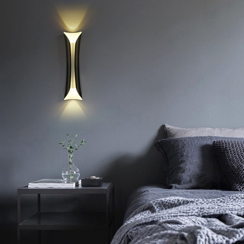 Lampada montata a parete curva Postmoderna semplicità lampada da monte in metallo per soggiorno