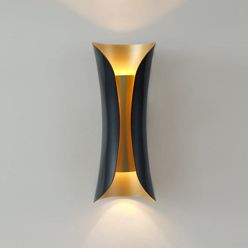 Lampada montata a parete curva Postmoderna semplicità lampada da monte in metallo per soggiorno