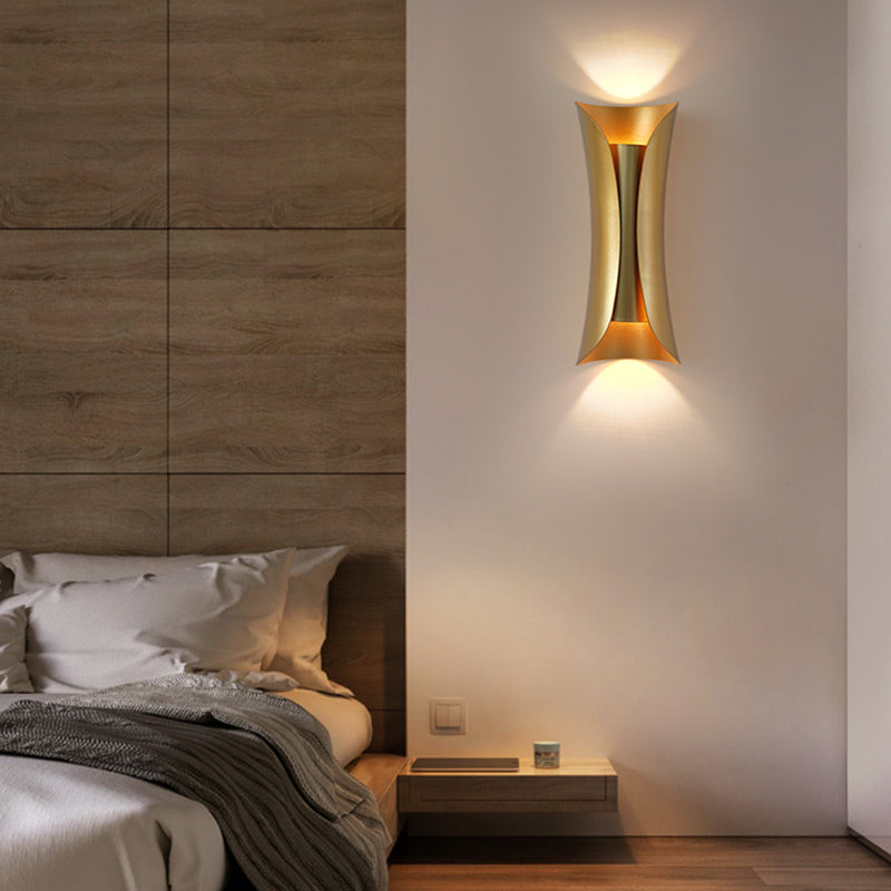 Lampada montata a parete curva Postmoderna semplicità lampada da monte in metallo per soggiorno