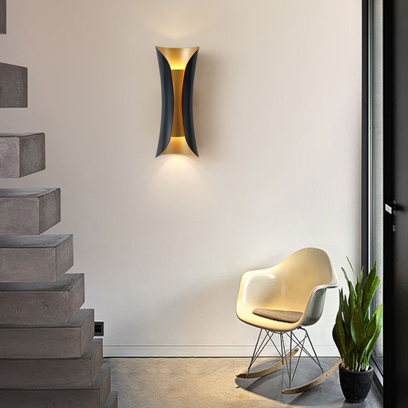 Lampada montata a parete curva Postmoderna semplicità lampada da monte in metallo per soggiorno