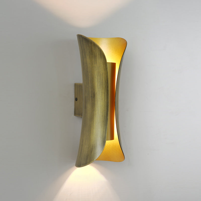 Lampada montata a parete curva Postmoderna semplicità lampada da monte in metallo per soggiorno