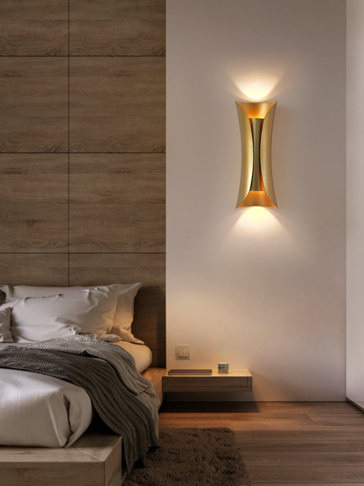 Curved Wall Mounted Lamp Postmodern Simplicity Metal Wall Mount Lamp for Living Room