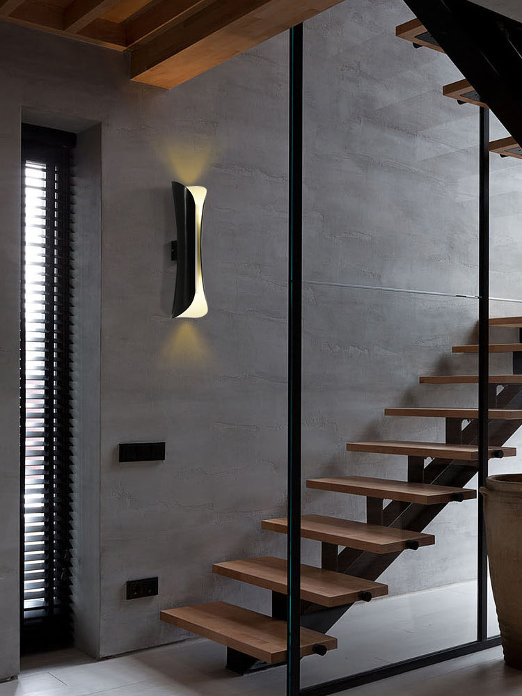 Lampada montata a parete curva Postmoderna semplicità lampada da monte in metallo per soggiorno