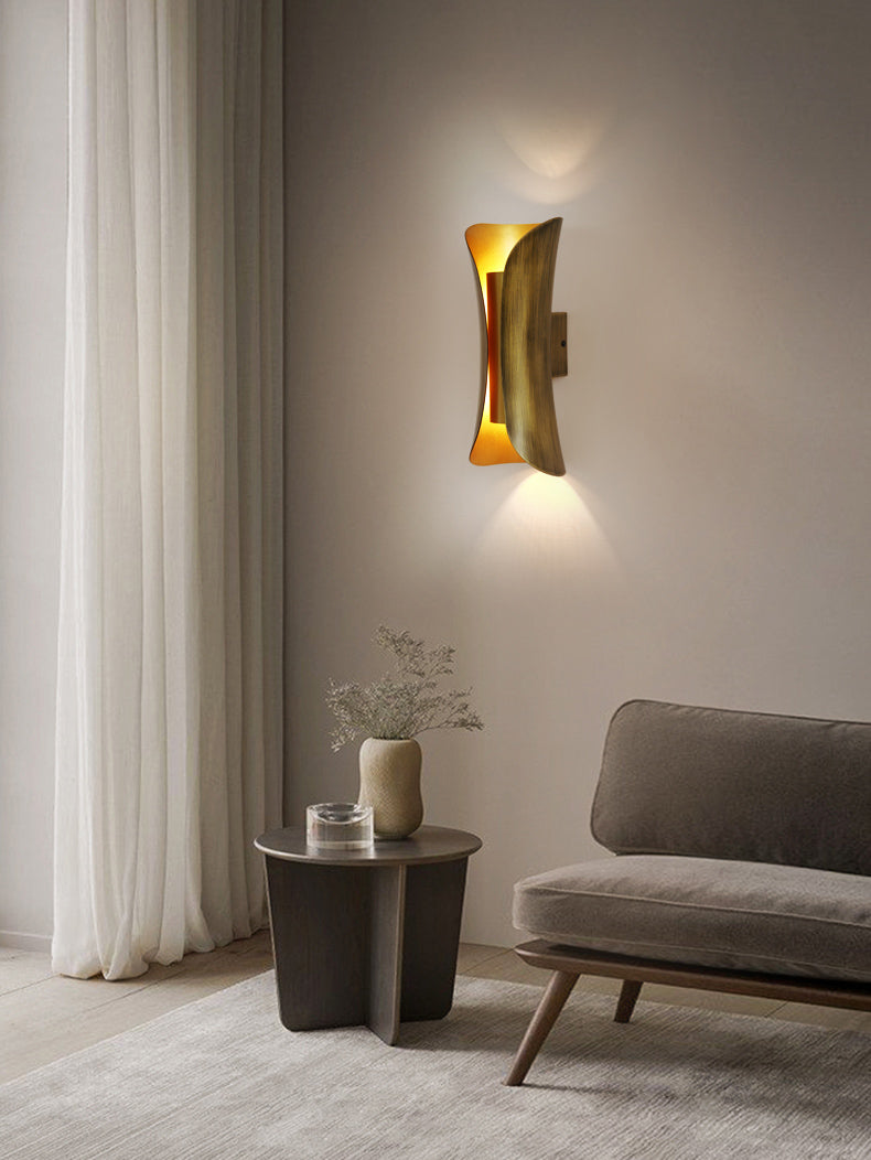 Lampada montata a parete curva Postmoderna semplicità lampada da monte in metallo per soggiorno