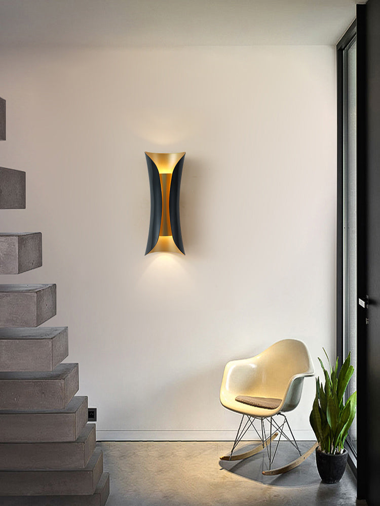 Lampada montata a parete curva Postmoderna semplicità lampada da monte in metallo per soggiorno