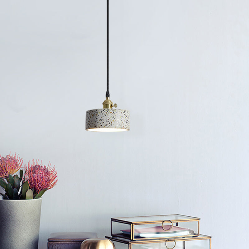 Funzione illuminazione a sospensione ombreggiata in terrazzo in stile minimalista a soffitto appeso in bianco