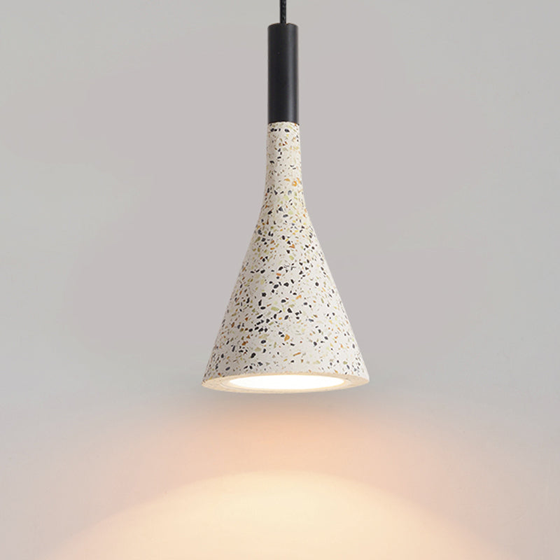 Funzione illuminazione a sospensione ombreggiata in terrazzo in stile minimalista a soffitto appeso in bianco