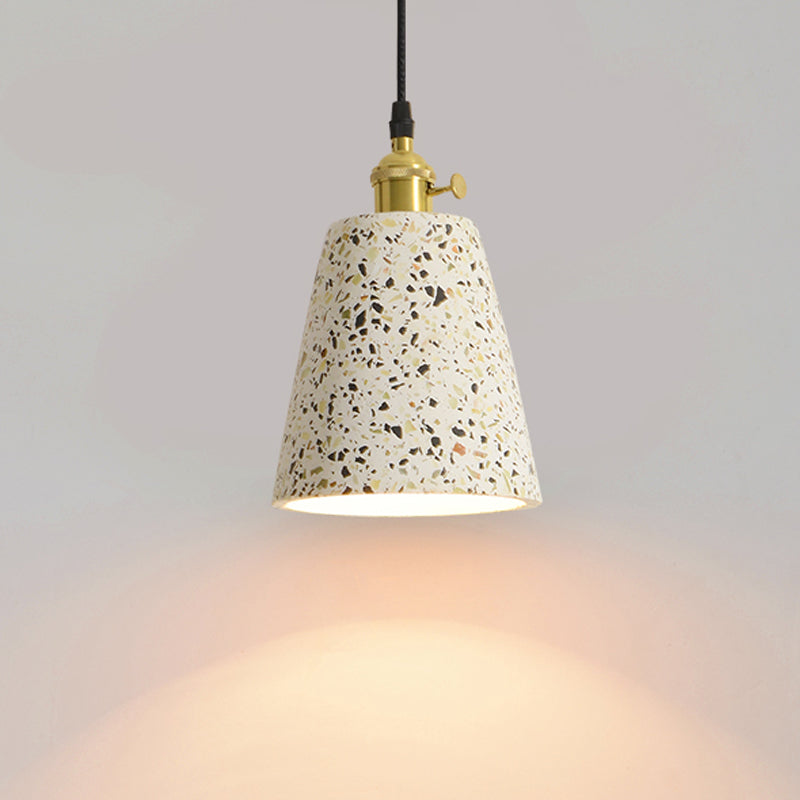 Funzione illuminazione a sospensione ombreggiata in terrazzo in stile minimalista a soffitto appeso in bianco
