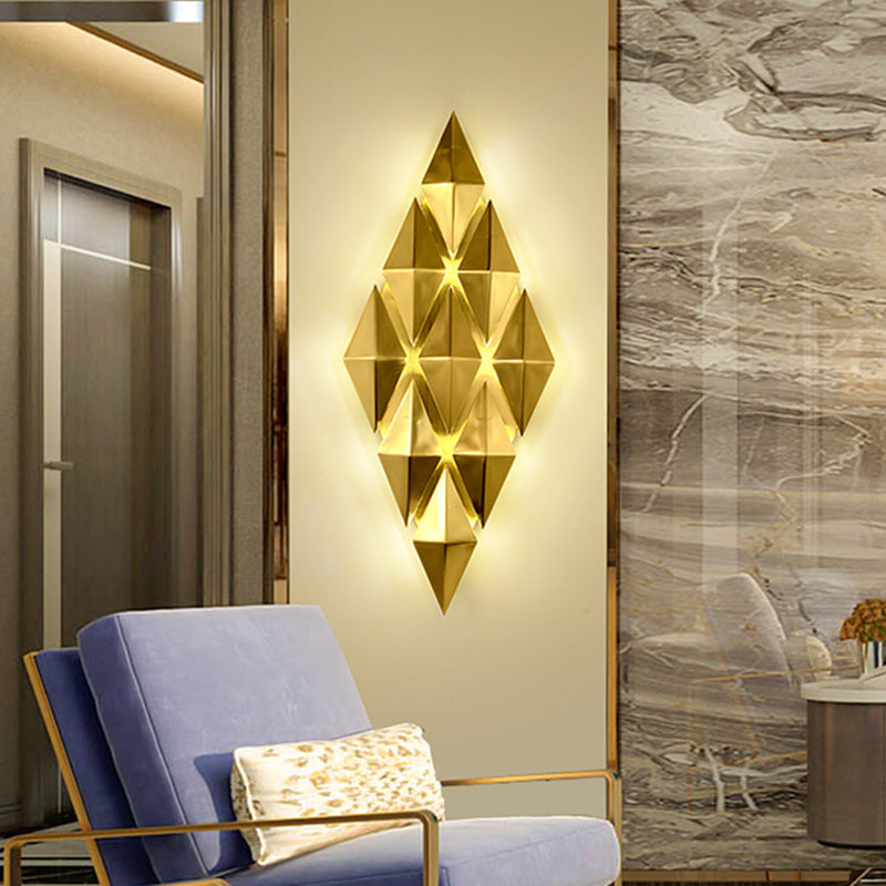 Luz de pared rómbica dorada en la moderna lámpara de pared de metal de electroplacas de estilo creativo para el dormitorio