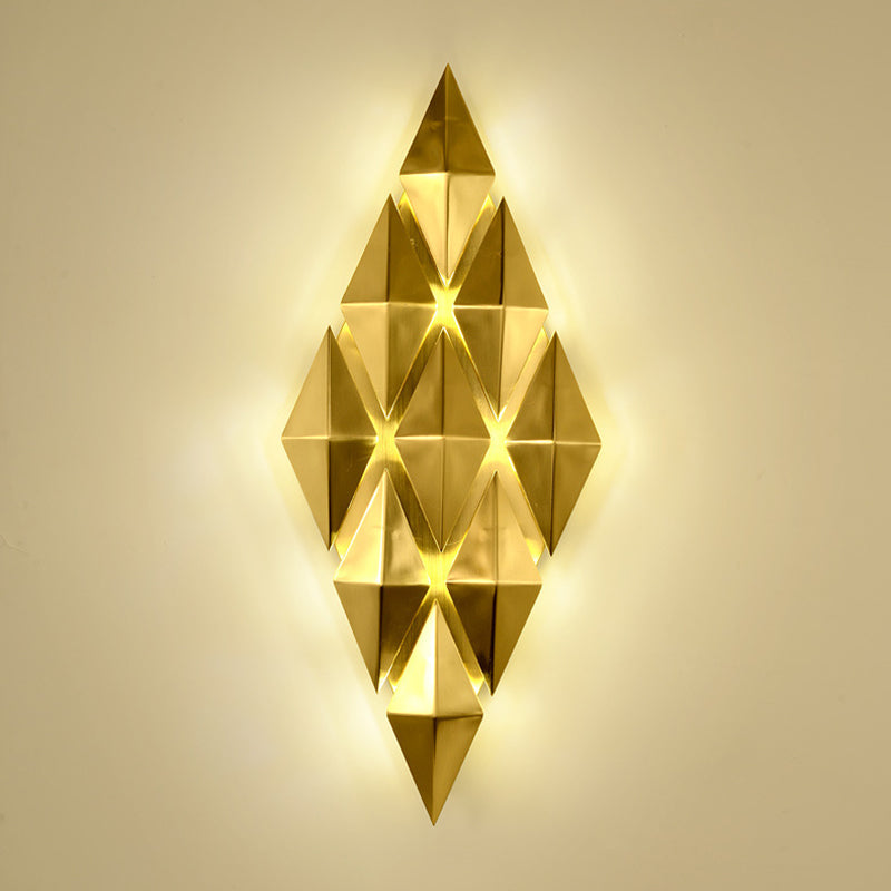 Luz de pared rómbica dorada en la moderna lámpara de pared de metal de electroplacas de estilo creativo para el dormitorio