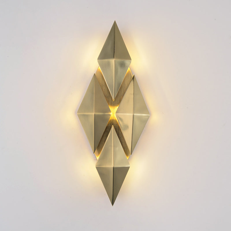 Luz de pared rómbica dorada en la moderna lámpara de pared de metal de electroplacas de estilo creativo para el dormitorio