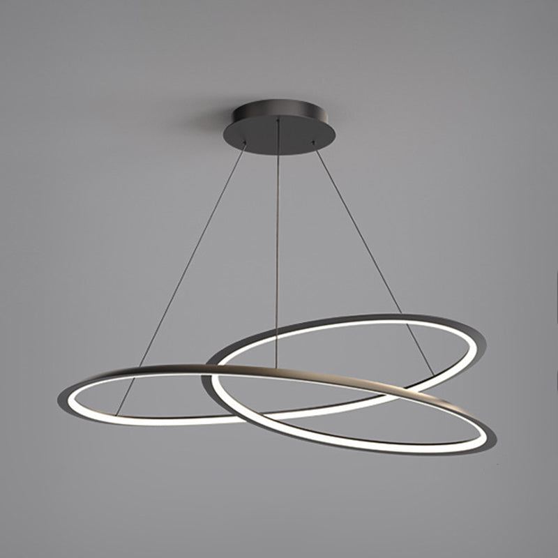 Luminaires suspendus contemporains en métal.