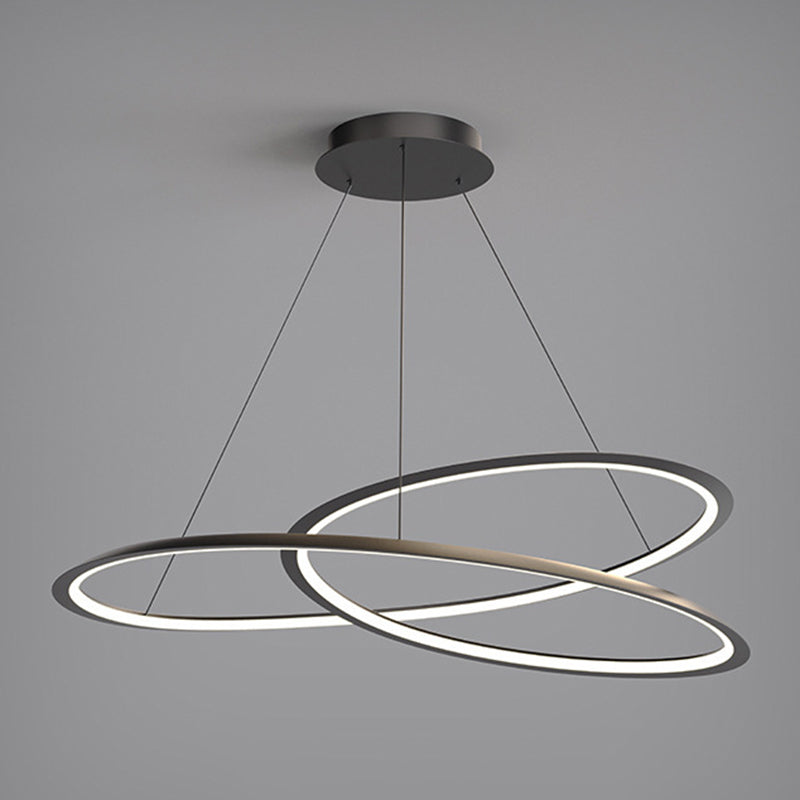 Luminaires suspendus contemporains en métal.