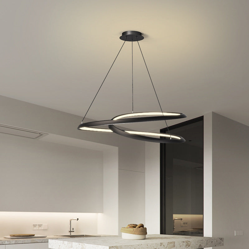 Luminaires suspendus contemporains en métal.