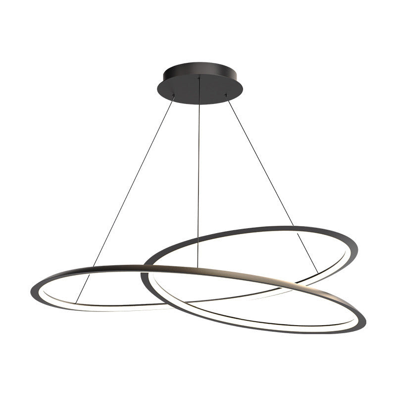 Luminaires suspendus contemporains en métal.