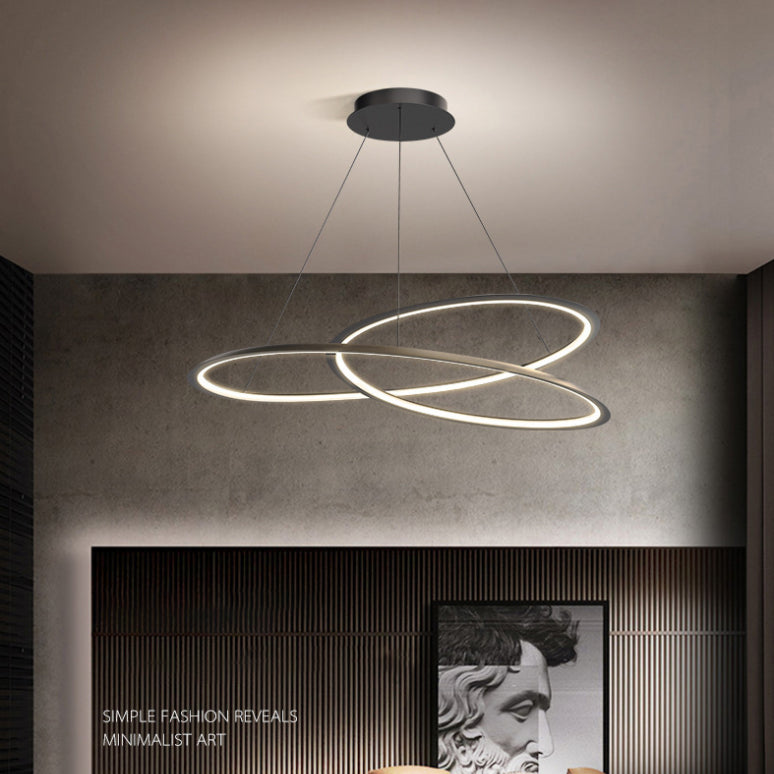 Luminaires suspendus contemporains en métal.