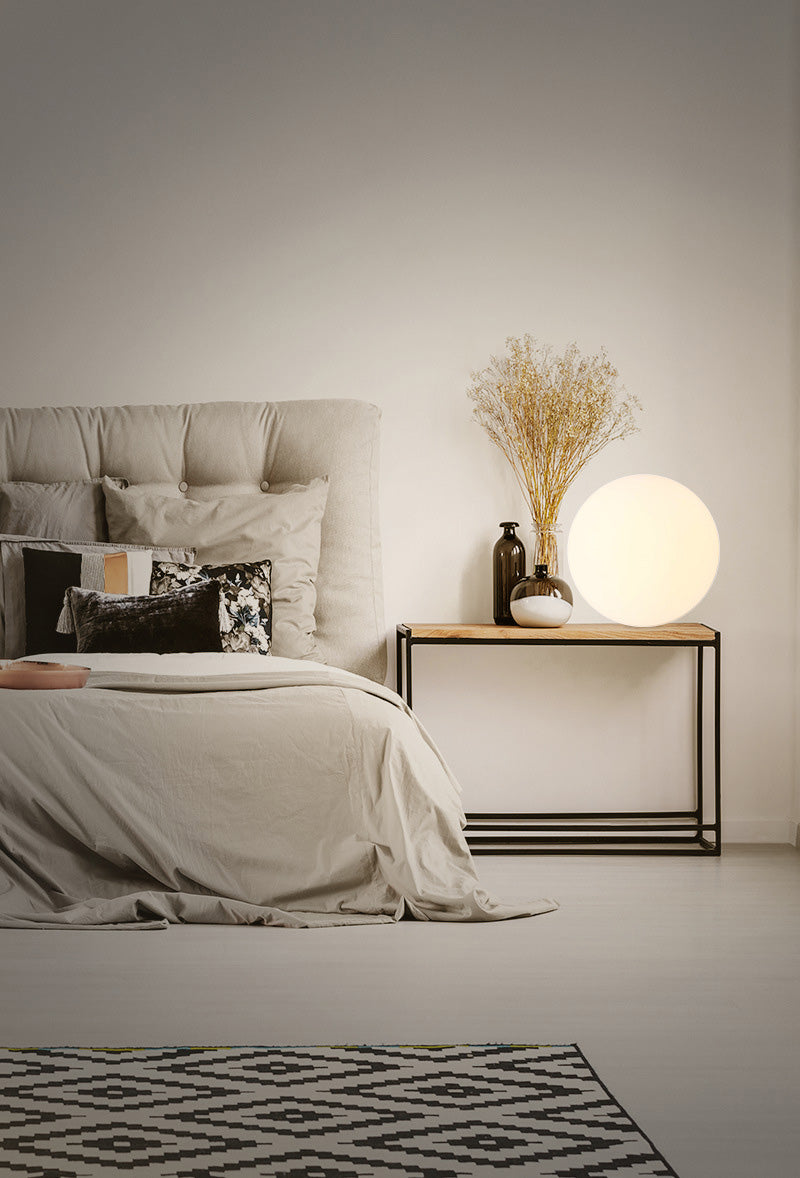 1-Kopf-Wohnzimmertischlampe nordisches Nachttischlicht mit kugelförmiger weißer Glasschatten