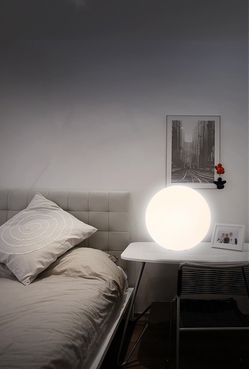1-Kopf-Wohnzimmertischlampe nordisches Nachttischlicht mit kugelförmiger weißer Glasschatten