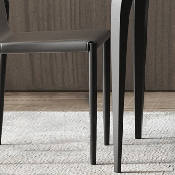 Set da pranzo contemporaneo con tavolo da pranzo in pietra sinterizzato e sedie imbottite