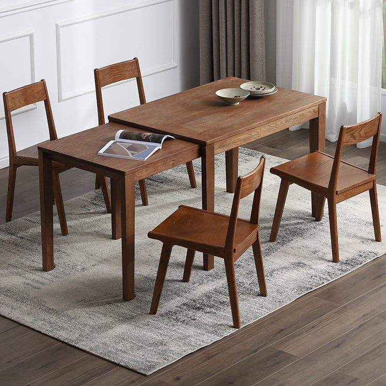 Eigentijdse eettafel met massief houten eettafel en stoelen voor thuisgebruik