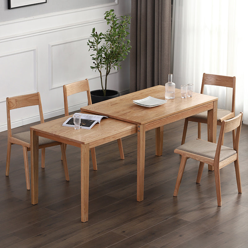 Eigentijdse eettafel met massief houten eettafel en stoelen voor thuisgebruik