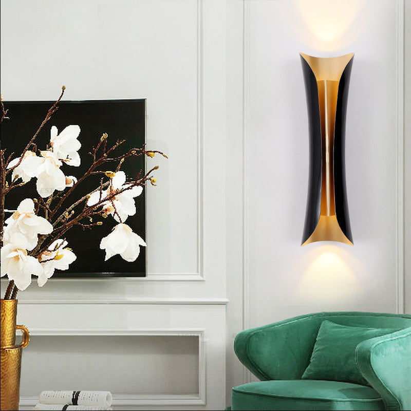 Lampada montata a parete curva Postmoderna semplicità lampada da monte in metallo per soggiorno
