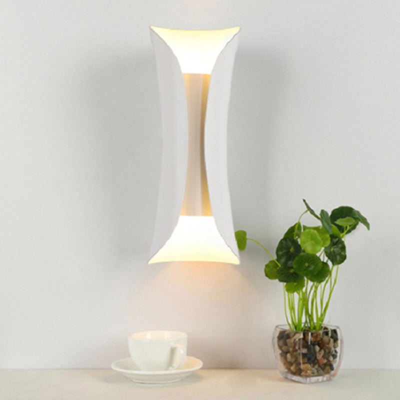 Lampada montata a parete curva Postmoderna semplicità lampada da monte in metallo per soggiorno