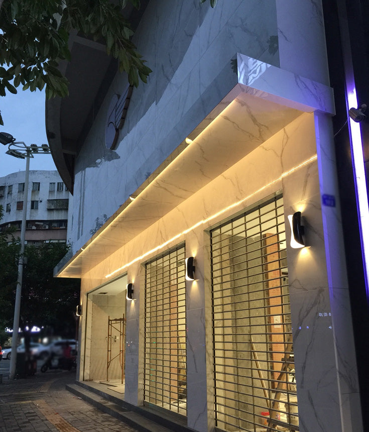 Lampada montata a parete curva Postmoderna semplicità lampada da monte in metallo per soggiorno