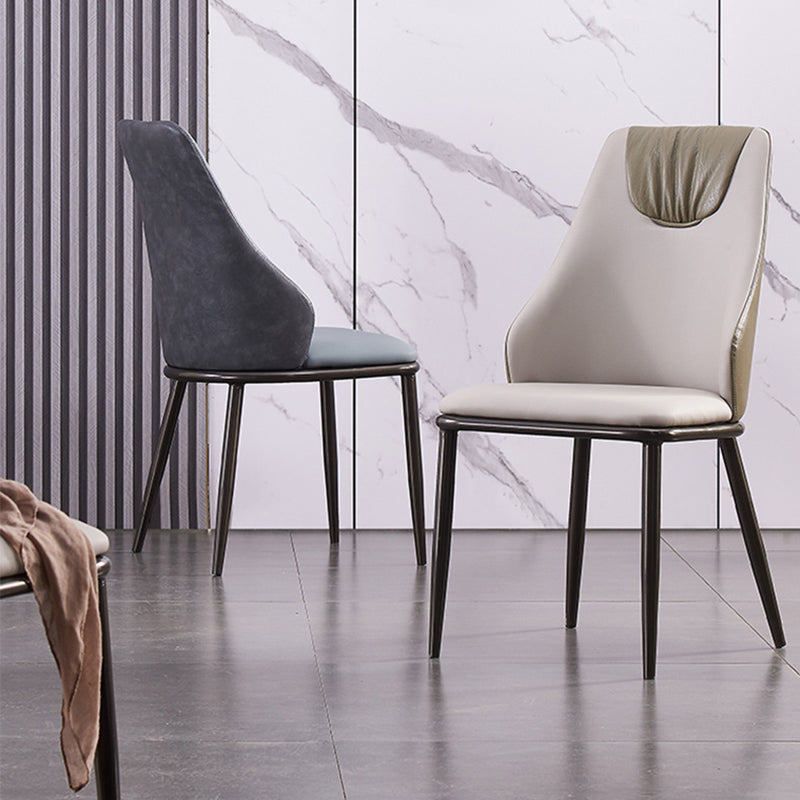 Moderne Metallflügelback -Stuhl -Leder -Essstühle mit schwarzen Beinen