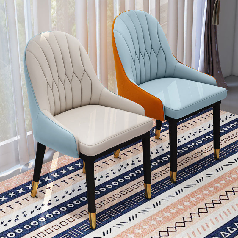 Glamstil Faux Lederstuhl Parsons Essstuhl für Zuhause mit schwarzen Beinen