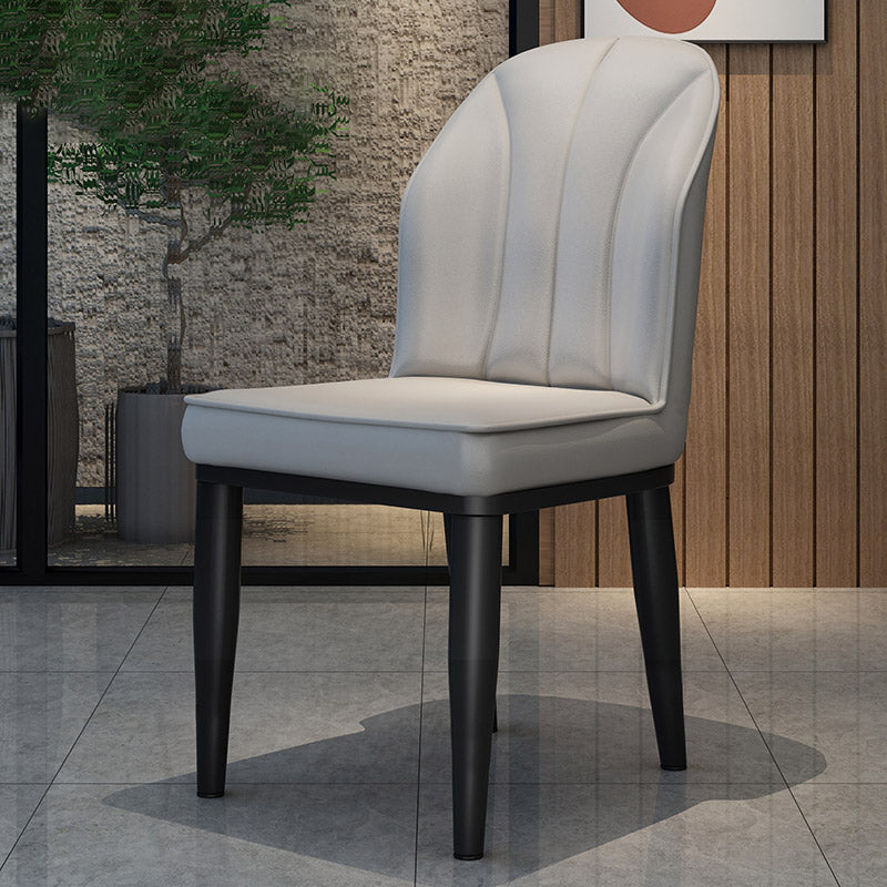 La salle à manger contemporaine en métal préside les chaises latérales à oreilles de finition métallique