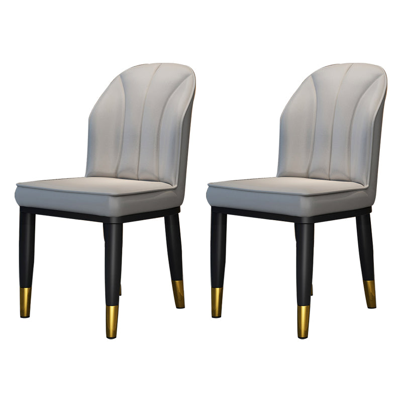 La salle à manger contemporaine en métal préside les chaises latérales à oreilles de finition métallique