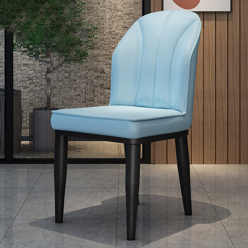 La salle à manger contemporaine en métal préside les chaises latérales à oreilles de finition métallique